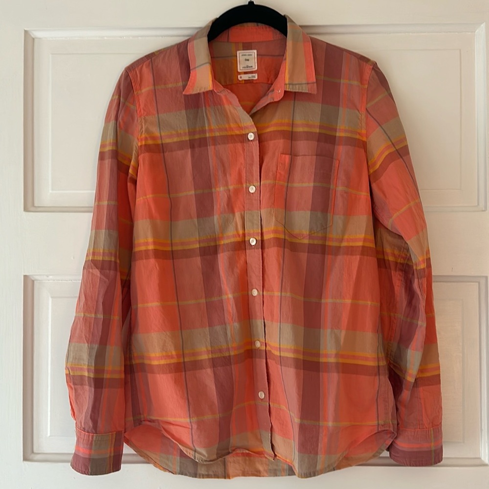 Gap The Fitted Boyfriend lightweight cotton button-down melon plaid top